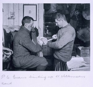 Evans verbindt de bevroren hand van Dr. Atkinson, uit 